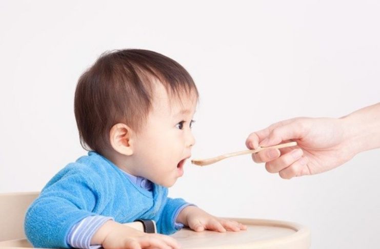 Bé sẵn sàng ăn dặm khi có thể ngồi vững và tỏ ra hào hứng với thức ăn