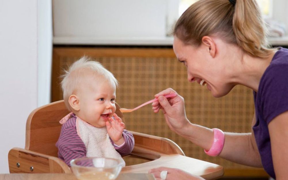 Theo dõi và ghi chép phản ứng của bé giúp phát hiện sớm các vấn đề dị ứng