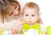 Bé vẫn vui chơi và lanh lợi là dấu hiệu quan trọng của biếng ăn sinh lý