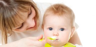 Bé vẫn vui chơi và lanh lợi là dấu hiệu quan trọng của biếng ăn sinh lý