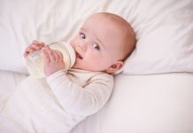 Dù bú mẹ hay sữa công thức, điều quan trọng là đảm bảo bé nhận đủ dinh dưỡng
