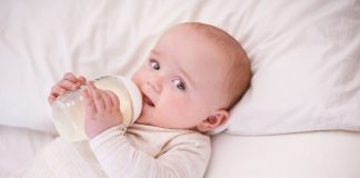 Dù bú mẹ hay sữa công thức, điều quan trọng là đảm bảo bé nhận đủ dinh dưỡng