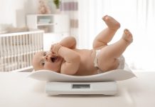 Theo dõi cân nặng của bé theo biểu đồ tăng trưởng WHO giúp cha mẹ đánh giá chính xác nhất