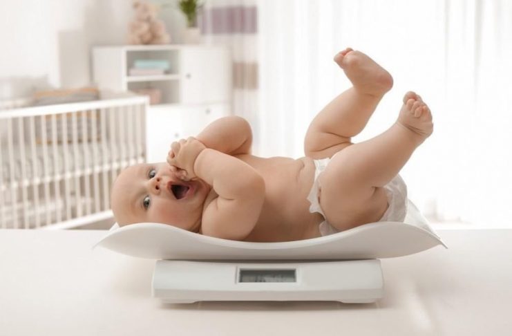 Theo dõi cân nặng của bé theo biểu đồ tăng trưởng WHO giúp cha mẹ đánh giá chính xác nhất