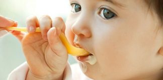 Sữa mẹ và sữa công thức là nguồn dinh dưỡng tốt nhất và duy nhất cho trẻ dưới 6 tháng