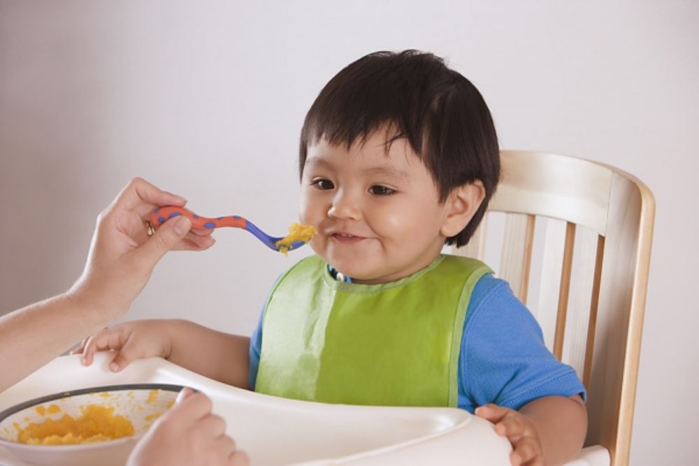 Khuyến khích bé tự lập trong ăn uống giúp con cảm thấy hứng thú hơn với bữa ăn