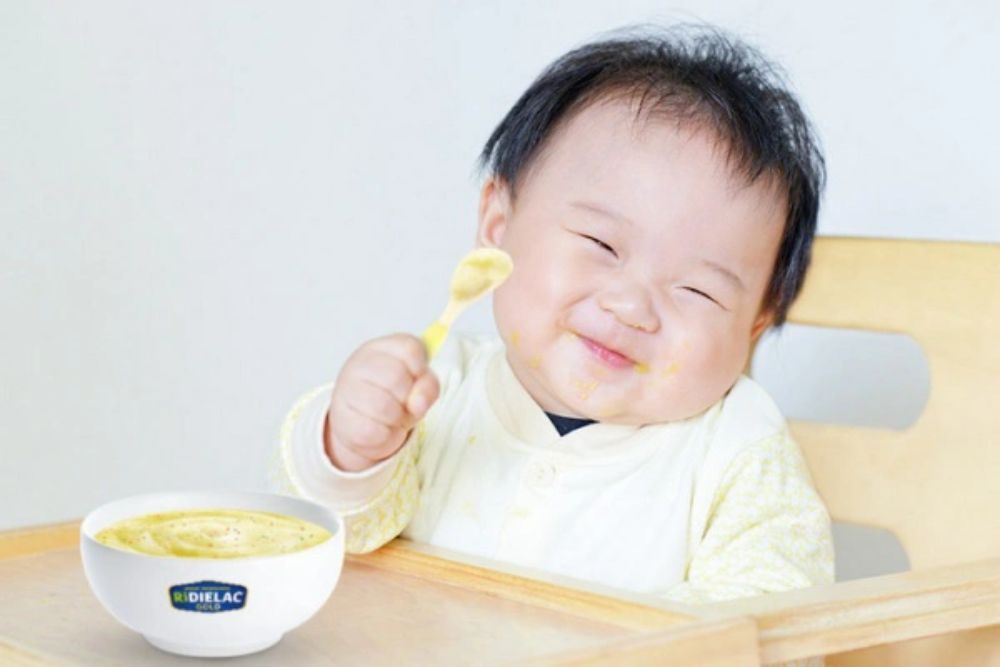 Một bát cháo đủ dinh dưỡng cho bé 1 tuổi nên cân bằng giữa tinh bột, đạm, chất béo và rau củ