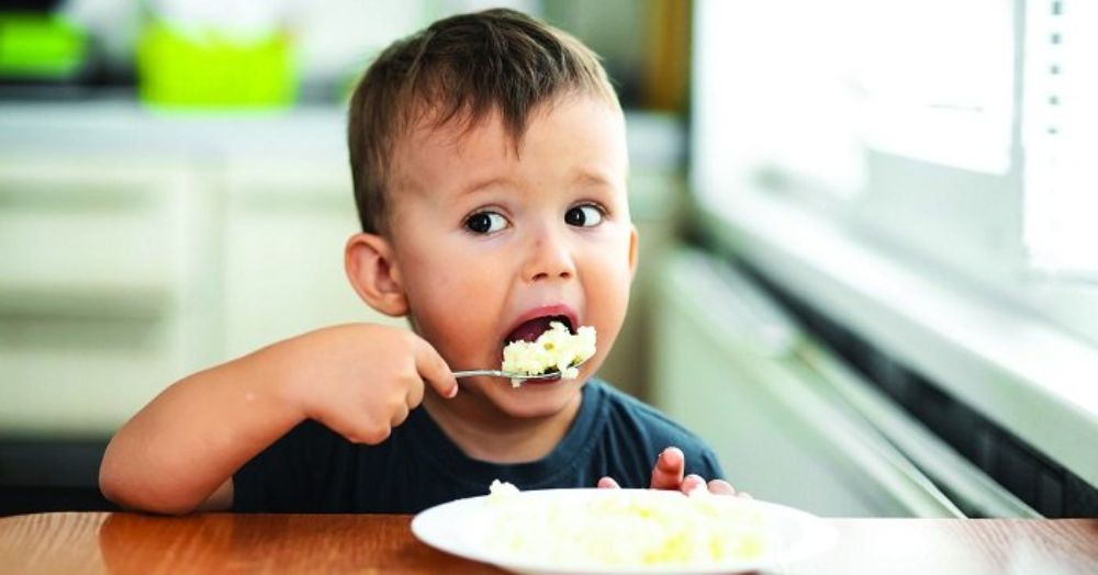 Bắt đầu với cơm nát và tăng dần độ thô để bé thích nghi