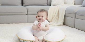 Kỹ năng "tự ngồi" đòi hỏi sự phối hợp của cơ lưng, bụng và khả năng giữ thăng bằng