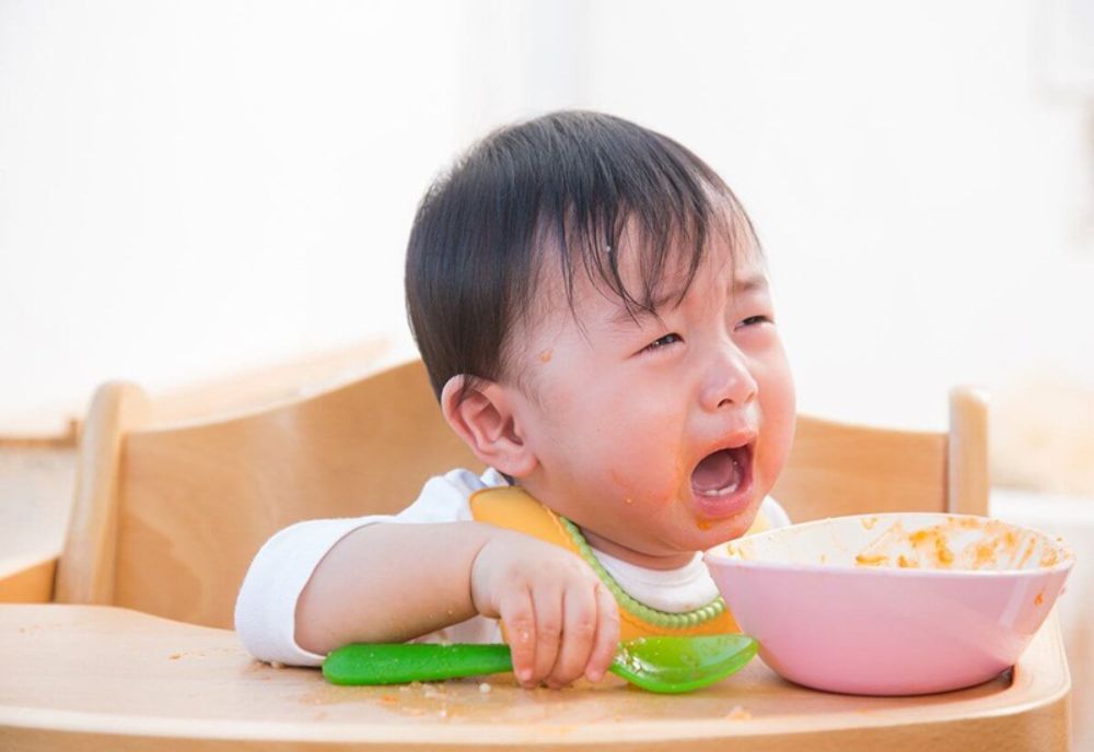 Ngậm thức ăn lâu là một trong những dấu hiệu rõ ràng của chứng biếng ăn