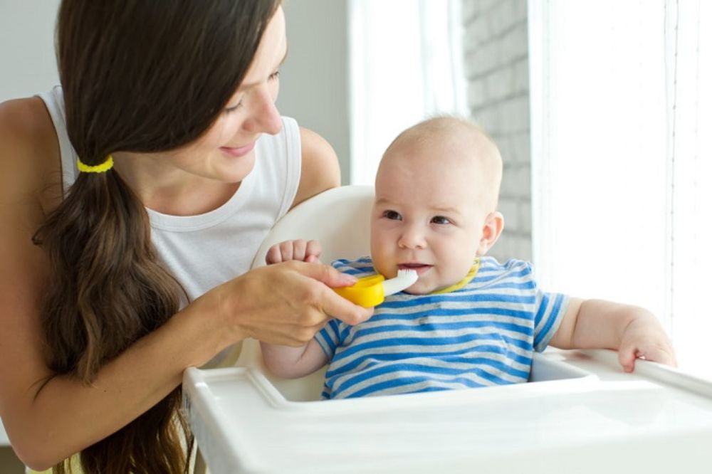 Vệ sinh răng miệng đúng cách từ sớm là nền tảng cho nụ cười khỏe mạnh của con