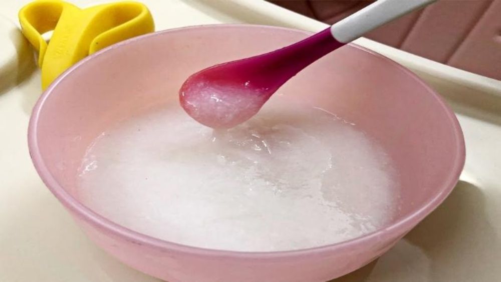 Rây cháo qua lưới là bước quan trọng để đảm bảo an toàn cho bé trong giai đoạn đầu ăn dặm