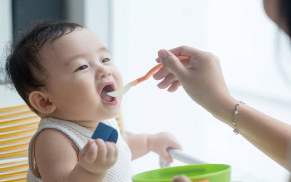 Cắt thực phẩm đúng cách là quy tắc an toàn quan trọng nhất để phòng tránh hóc, nghẹn ở trẻ nhỏ