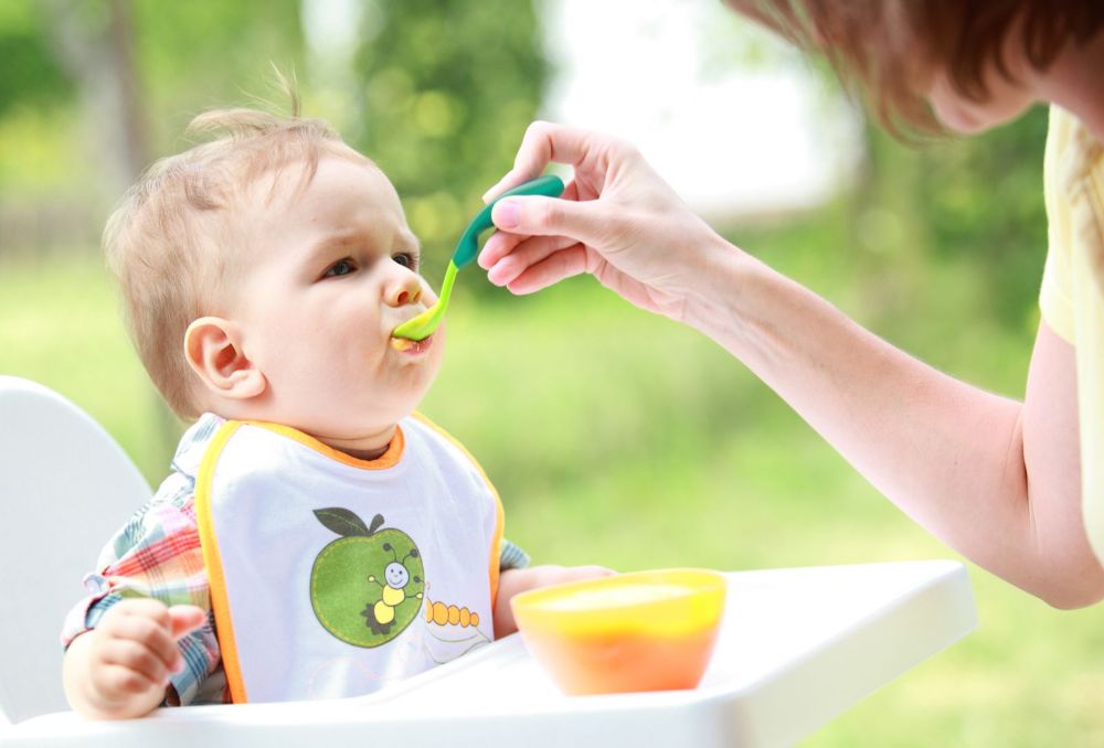 Độ thô của thức ăn cần được tăng dần theo từng giai đoạn phát triển của bé