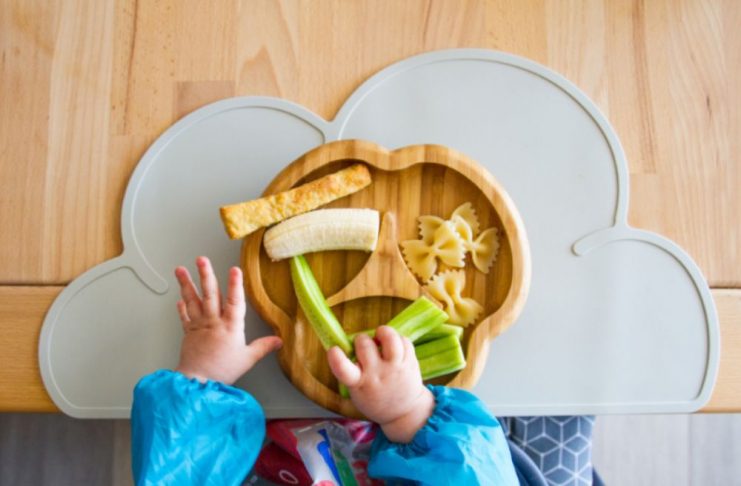 Finger food giúp bé phát triển kỹ năng vận động tinh và tự chủ trong ăn uống