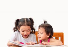 Chọn sách có chất liệu an toàn và thiết kế phù hợp giúp bé tự tin khám phá