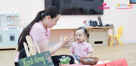 Hoạt động với giấy và vải vụn – Bài học đầu đời kích thích giác quan