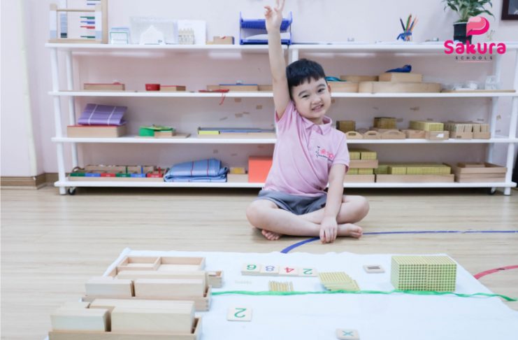 Chưa học bảng cửu chương, trẻ 5 tuổi vẫn tự làm phép nhân 4 chữ số
