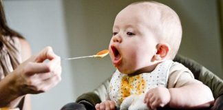 6 tháng là thời điểm lý tưởng để bé bắt đầu hành trình ăn dặm (Ảnh: sưu tầm internet).