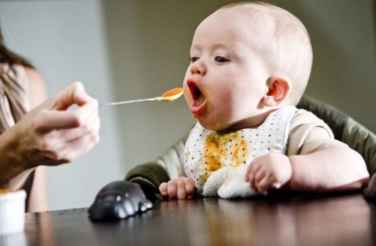 6 tháng là thời điểm lý tưởng để bé bắt đầu hành trình ăn dặm (Ảnh: sưu tầm internet).