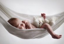 Bé mấy tháng nằm võng được? Cảnh báo từ chuyên gia y tế Bé nằm võng ngủ ngon là nhờ cơ chế kích thích tiền đình nhưng dễ bị phụ thuộc (Ảnh: Sưu tầm Internet).