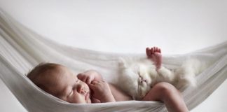 Bé nằm võng ngủ ngon là nhờ cơ chế kích thích tiền đình nhưng dễ bị phụ thuộc (Ảnh: Sưu tầm Internet).