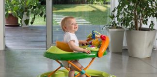 Bé 6 tháng chưa nên cho bé ngồi xe tập đi (Ảnh: sưu tầm internet).